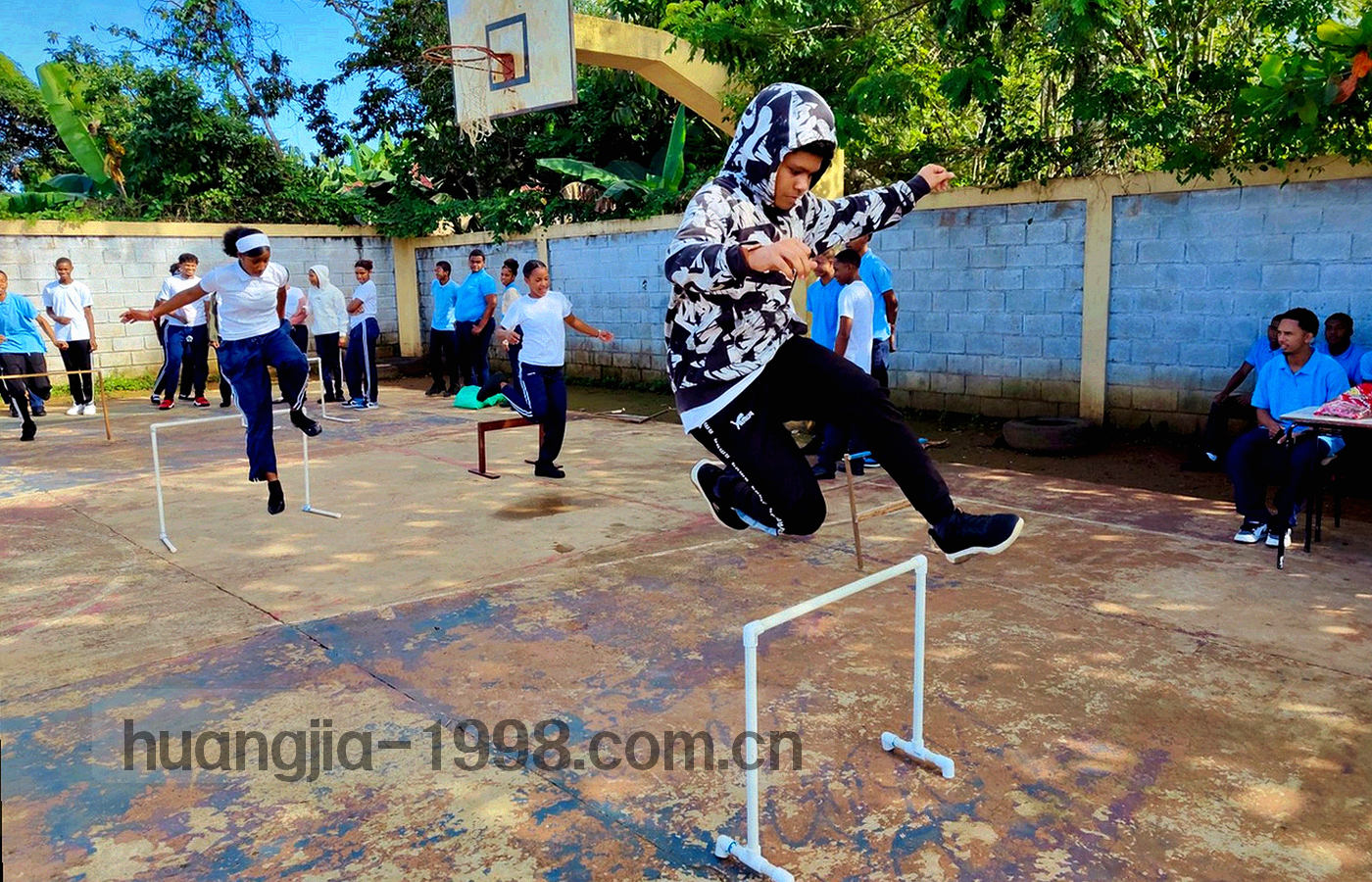 磨损的金属筹码与深绿绒布，侧光勾勒材质，画面中没有人物正脸