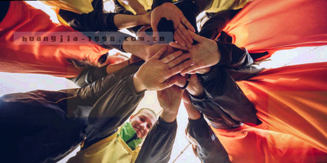 皇家国际汇联络场景抽象视觉，深色纸面上以波形线与节点表达沟通路径